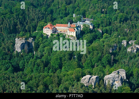 LUFTAUFNAHME. Schloss in einem Waldgebiet mit einigen verstreuten Sandsteinaufschlüssen. Burg Hrubá Skála, Böhmisches Paradies, Tschechische Republik. Stockfoto