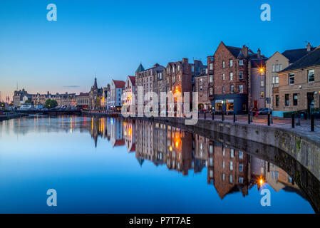 Nachtansicht von Leith durch den Fluss Stockfoto