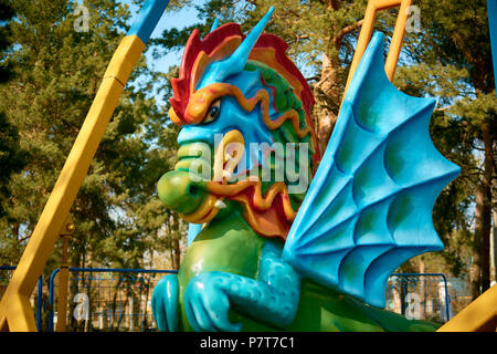 Swing in Form eines Drachen in der Children's Park Stockfoto