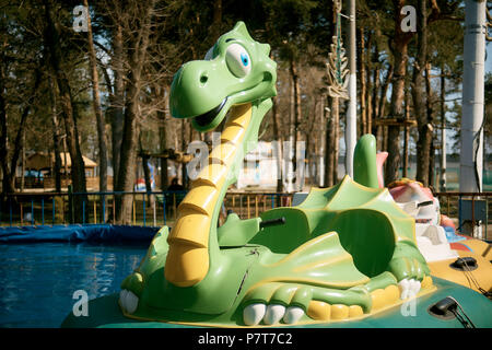 Swing in Form eines Drachen in der Children's Park Stockfoto