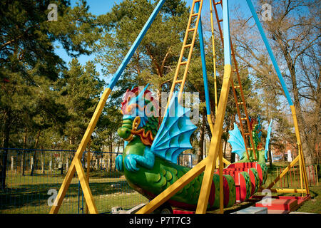 Swing in Form eines Drachen in der Children's Park Stockfoto