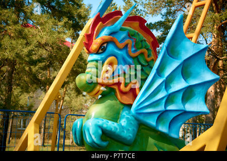 Swing in Form eines Drachen in der Children's Park Stockfoto