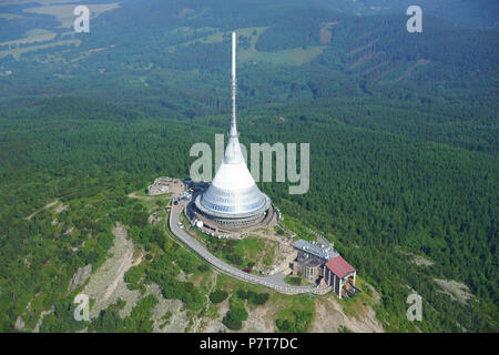 LUFTAUFNAHME. Hyperboloid-Struktur (Höhe: 94m) auf dem Berg Ještěd (Höhe: 1012m), die als Fernsehantenne und Hotel genutzt wird. Ještěd-Turm, Liberec, Tschechien. Stockfoto