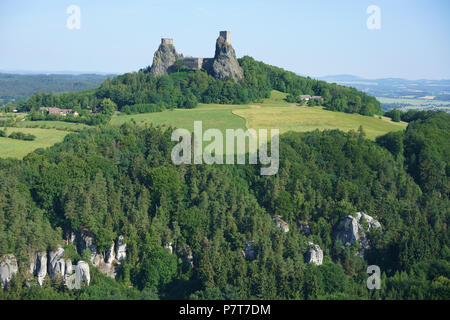 LUFTAUFNAHME. Mittelalterliche Burg hoch oben auf zwei schmalen basaltischen Gipfeln. Burg Trosky, Troskovice, Region Liberec, Tschechische Republik. Stockfoto