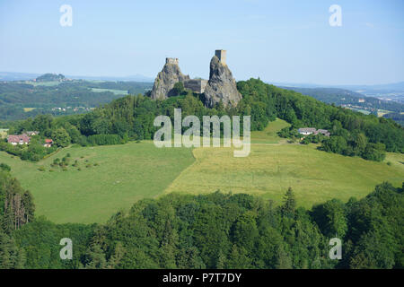 LUFTAUFNAHME. Mittelalterliche Burg hoch oben auf zwei schmalen basaltischen Gipfeln. Burg Trosky, Troskovice, Region Liberec, Tschechische Republik. Stockfoto