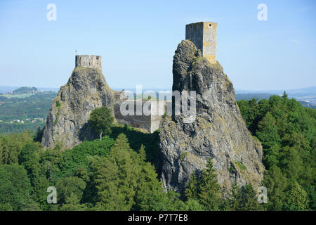 LUFTAUFNAHME. Mittelalterliche Burg hoch oben auf zwei schmalen basaltischen Gipfeln. Burg Trosky, Troskovice, Region Liberec, Tschechische Republik. Stockfoto