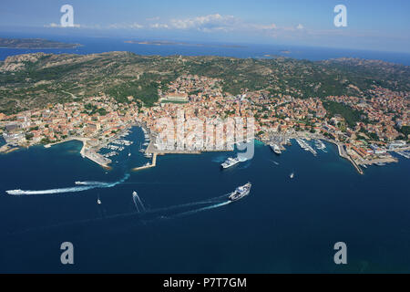 LUFTAUFNAHME. Stadt La Maddalena auf der Insel Maddalena mit Autofähren, die mit dem Festland verbunden sind. Provinz Sassari, Sardinien, Italien. Stockfoto