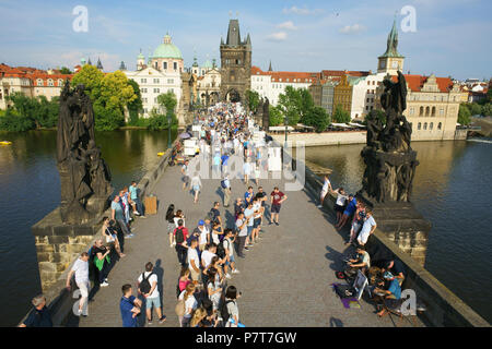 LUFTAUFNAHME von einem 6-Meter-Mast. Menschen, die Musikern zuhören, die auf der Karlsbrücke über der Moldau spielen. Prag, Tschechische Republik. Stockfoto