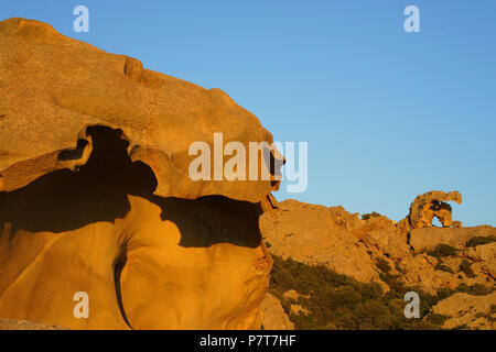 Seltsam geformte granitische Felsformationen von Capo d'Orso. Gallura, Provinz Sassari, Sardinien, Italien. Stockfoto