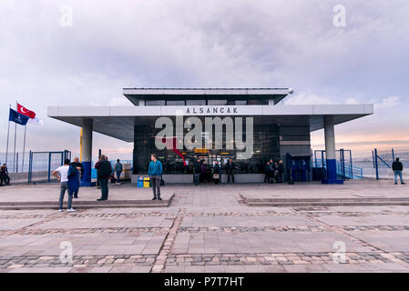 Izmir, Türkei - Oktober 28, 2017: Blick über Izmir Alsancak Fähre und Leute um mit bewölktem Wetter. Stockfoto