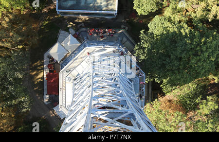 Klein, Stahl Eiffelturm von hohen zu niedrigen in Prag in der Tschechischen Republik Stockfoto