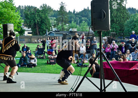 Aboriginal Künstlern traditionelle Tänze neu an, die ihre Vorfahren auf dem Rocky Point Pier auf Nationalen Indigenen Völker Tag 2018, Port Moody, BC Stockfoto