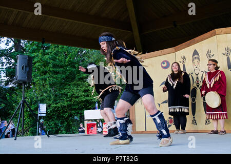 Aboriginal Künstlern traditionelle Tänze neu an, die ihre Vorfahren auf dem Rocky Point Pier auf Nationalen Indigenen Völker Tag 2018, Port Moody, BC Stockfoto