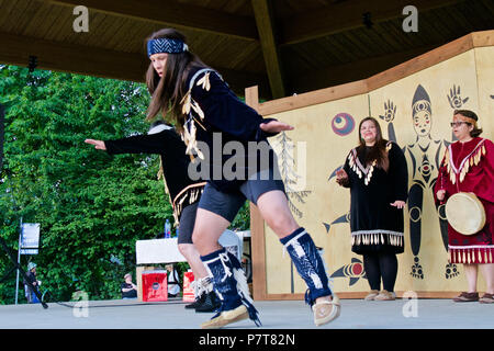 Aboriginal Künstlern traditionelle Tänze neu an, die ihre Vorfahren auf dem Rocky Point Pier auf Nationalen Indigenen Völker Tag 2018, Port Moody, BC Stockfoto