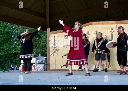 Aboriginal Künstlern traditionelle Tänze neu an, die ihre Vorfahren auf dem Rocky Point Pier auf Nationalen Indigenen Völker Tag 2018, Port Moody, BC Stockfoto