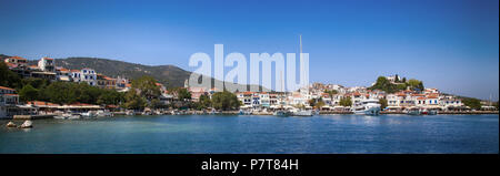 Panoramablick auf Skiathos Stadt auf der Insel Skiathos in Griechenland Stockfoto