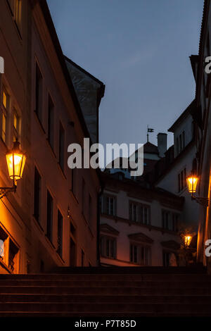 Stadt Rat Treppe in der Nähe von Prager Burg nach Sonnenuntergang Stockfoto