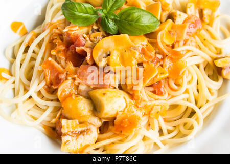 Spaghetti Milanese auf einem Teller. Stockfoto