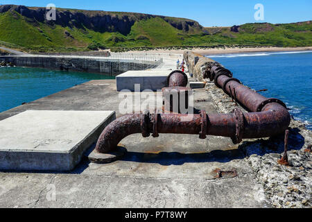 Alte rostige Rohre und heißer blauer Sommer Tag als Küstenstadt Skinningrove, North Yorkshire Stockfoto