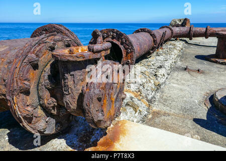 Alte rostige Rohre und heißer blauer Sommer Tag als Küstenstadt Skinningrove, North Yorkshire Stockfoto