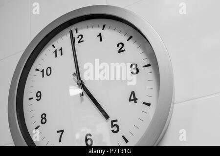 Closeup Einfache Uhr Auf weiße Wand Zeit um 5 Uhr Stockfoto