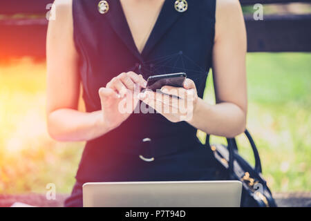 Geschäftsfrau mit Smartphone vintage Farbe Ton Stockfoto