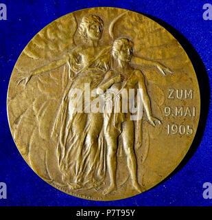 Deutsch: Friedrich Schiller, deutscher Dichter und Chirurg 100. Todestages, Jugendstil Medaille 1905 von A.M. Wolff, Berlin nach j.h. von Dannecker. Gebogene l Portrait l: DER CHILLER.'/eine geflügelte weibliche Genius stehend l. Hinter Schiller nach Dannecker, die Skulptur. 3 Linien an r.: "Zum 9. MAI 1905". Gassimuseum Leipzig Nr. 710; Brettauer #1126. Medaillengewinner: A. (Albert) M. (Moritz) Wolff, 1854 Berlin - 1923 Lüneburg und Johann Heinrich Dannecker, 1758 Stuttgart - 1841 Stuttgart. Editor: A.Werner Söhne, Berlin 13. Zustand: SEHR GUT +. 1905 164 Friedrich Schiller, deutscher Dichter und Überspannungsschutz Stockfoto