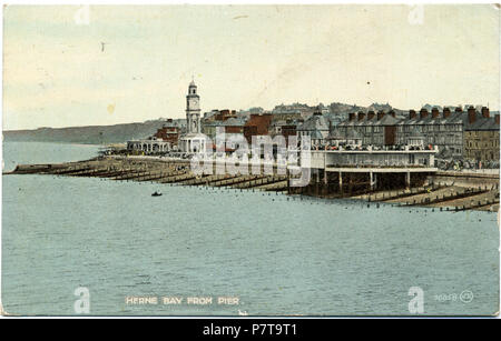 Getönte Postkarte Poststempel 1928, Blick von der dritten Herne Bay Pier. Das schwarz/weiß Foto könnte ergriffen wurden, einige Jahre früher. Ein Pier 1928 gab Zugang zu einem neuartigen Blick auf die Stadt, für diejenigen, die keinen Zugang zu Schiffen hatte. Die Karte ist Postmarked 1928 aber die Szene wurde irgendwann zwischen 1924, wenn der zentrale musikpavillon errichtet wurde, und 1928 fotografiert. Zwischen 1924 und 1928 10 3 Herne Bay Pier 1928 005 Stockfoto