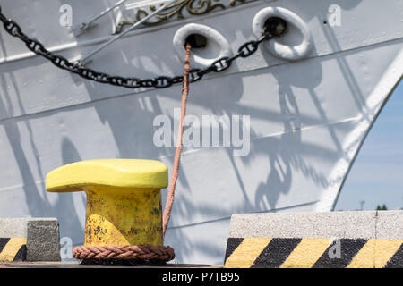 Hafen Poller für große Kriegsschiffe. Der Hafen Wharf in Mitteleuropa. Jahreszeit des Sommers. Stockfoto