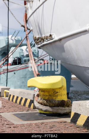 Hafen Poller für große Kriegsschiffe. Der Hafen Wharf in Mitteleuropa. Jahreszeit des Sommers. Stockfoto