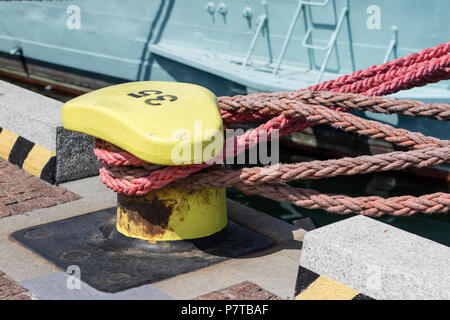 Hafen Poller für große Kriegsschiffe. Der Hafen Wharf in Mitteleuropa. Jahreszeit des Sommers. Stockfoto