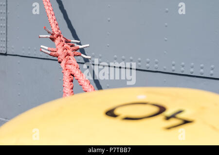 Hafen Poller für große Kriegsschiffe. Der Hafen Wharf in Mitteleuropa. Jahreszeit des Sommers. Stockfoto