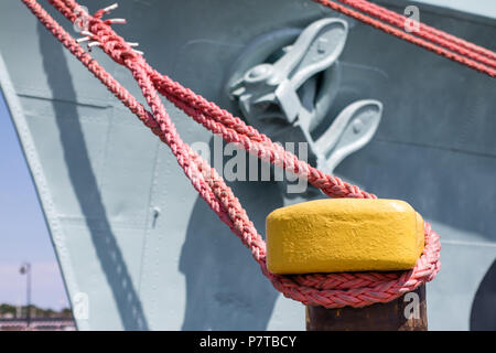 Hafen Poller für große Kriegsschiffe. Der Hafen Wharf in Mitteleuropa. Jahreszeit des Sommers. Stockfoto