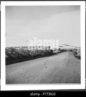 Persien, Hamadan: Landstraße (Lokalisierung unsicher), Landstrasse, Felder und im Hintergrund schneebedeckte Berglandschaft. Von 1933 bis 1934 77 CH-NB-Persien, Hamadan - Landstraße (Lokalisierung unsicher) - Annemarie Schwarzenbach - SLA-Schwarzenbach-A -5-04-008 Stockfoto