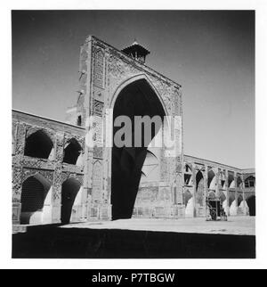 Persien, Isfahan: Freitagsmoschee; Freitagsmoschee. Von 1935 bis 1935 77 CH-NB-Persien, Isfahan - Freitagsmoschee - Annemarie Schwarzenbach - SLA-Schwarzenbach-A -5-07-031 Stockfoto