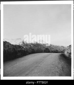 Persien, Hamadan: Landstraße (Lokalisierung unsicher), Landstrasse, Felder und im Hintergrund schneebedeckte Berglandschaft. Von 1933 bis 1934 77 CH-NB-Persien, Hamadan - Landstraße (Lokalisierung unsicher) - Annemarie Schwarzenbach - SLA-Schwarzenbach-A -5-04-003 Stockfoto