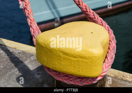 Hafen Poller für große Kriegsschiffe. Der Hafen Wharf in Mitteleuropa. Jahreszeit des Sommers. Stockfoto