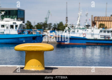 Hafen Poller für große Kriegsschiffe. Der Hafen Wharf in Mitteleuropa. Jahreszeit des Sommers. Stockfoto