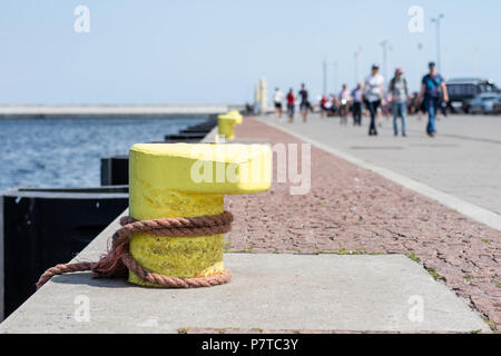 Hafen Poller für große Kriegsschiffe. Der Hafen Wharf in Mitteleuropa. Jahreszeit des Sommers. Stockfoto