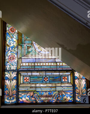 Englisch: Tiffany Glasfenster in der Arlington Street Kirche, 351-355 Boylston Street, Boston, Massachusetts, USA. Vom 8. Juli 2017, 13:45:58 2 06 ornamentalen Fenster, zwischen 1898-1920, Tiffany Studios - Arlington Street Kirche - Boston, Massachusetts - DSC 06972 Stockfoto