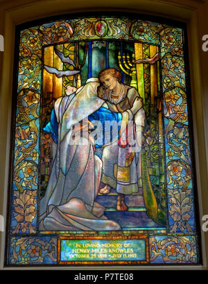 Englisch: Tiffany Glasfenster in der Arlington Street Kirche, 351-355 Boylston Street, Boston, Massachusetts, USA. Vom 8. Juli 2017, 13:46:15 2 07 Jesus im Tempel, Knowles Memorial Fenster 1903, Tiffany Studios - Arlington Street Kirche - Boston, Massachusetts - DSC 06974 Stockfoto