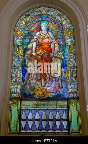 Englisch: Tiffany Glasfenster in der Arlington Street Kirche, 351-355 Boylston Street, Boston, Massachusetts, USA. Vom 8. Juli 2017, 13:59:02 2 16 Selig sind die Barmherzigen, Estabrook Memorial Fenster, 1920, Louis C. Tiffanys - Arlington Street Kirche - Boston, Massachusetts - DSC 07036 Stockfoto