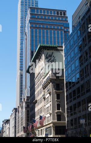 Fifth Avenue Architektur mit Lord & Taylor, NYC, USA Stockfoto