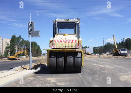 Borisov, Belarus - Juli 05, 2018: Leistungsstarke Road Construction Equipment über den Bau einer Autobahn. Stockfoto