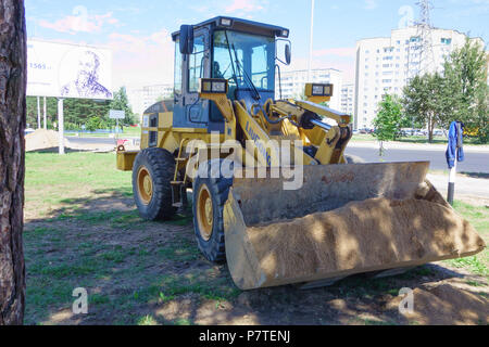 Borisov, Belarus - Juli 05, 2018: Leistungsstarke Road Construction Equipment über den Bau einer Autobahn. Stockfoto