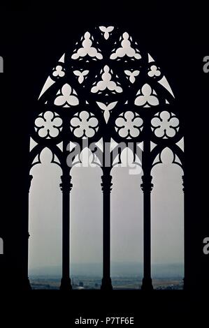 Las MEJORES DE UN ARCO OJIVAL CON CRESTERIA DEL CLAUSTRO DE LA CATEDRAL VIEJA DE MALLORCA - SIGLO XIV - GOTICO KATALANISCH. Autor: CASCALLS JAUME/SOLIVELLA GUILLERMO. Lage: CATEDRAL VIEJA, SPANIEN. Stockfoto