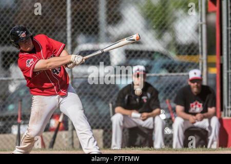 Teig schlagen, Baseball, Jungen Nachmittag junior Baseball Spiel. Cranbrook, BC. Stockfoto