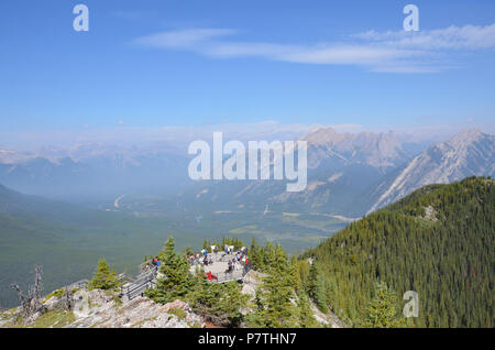 BANFF, AB/KANADA - 27. JULI 2017: Besucher genießen Sie den Blick vom Schwefel Berg nach dem Reiten der Banff Gondola in Banff, AB. Stockfoto