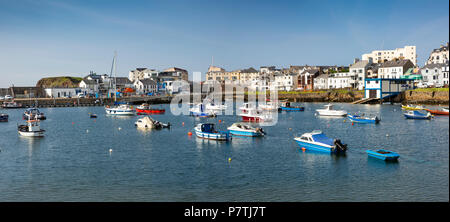 Großbritannien, Nordirland, Co Antrim, Portrush, Boote im Hafen festgemacht, Panoramablick Stockfoto