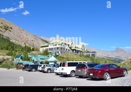 JASPER, AB/KANADA - 26. Juli 2017: Das Columbia Icefield, deren Discovery Center hier gezeigt wird, ist die grösste Eis Feld in die Rocky Mountains. Stockfoto